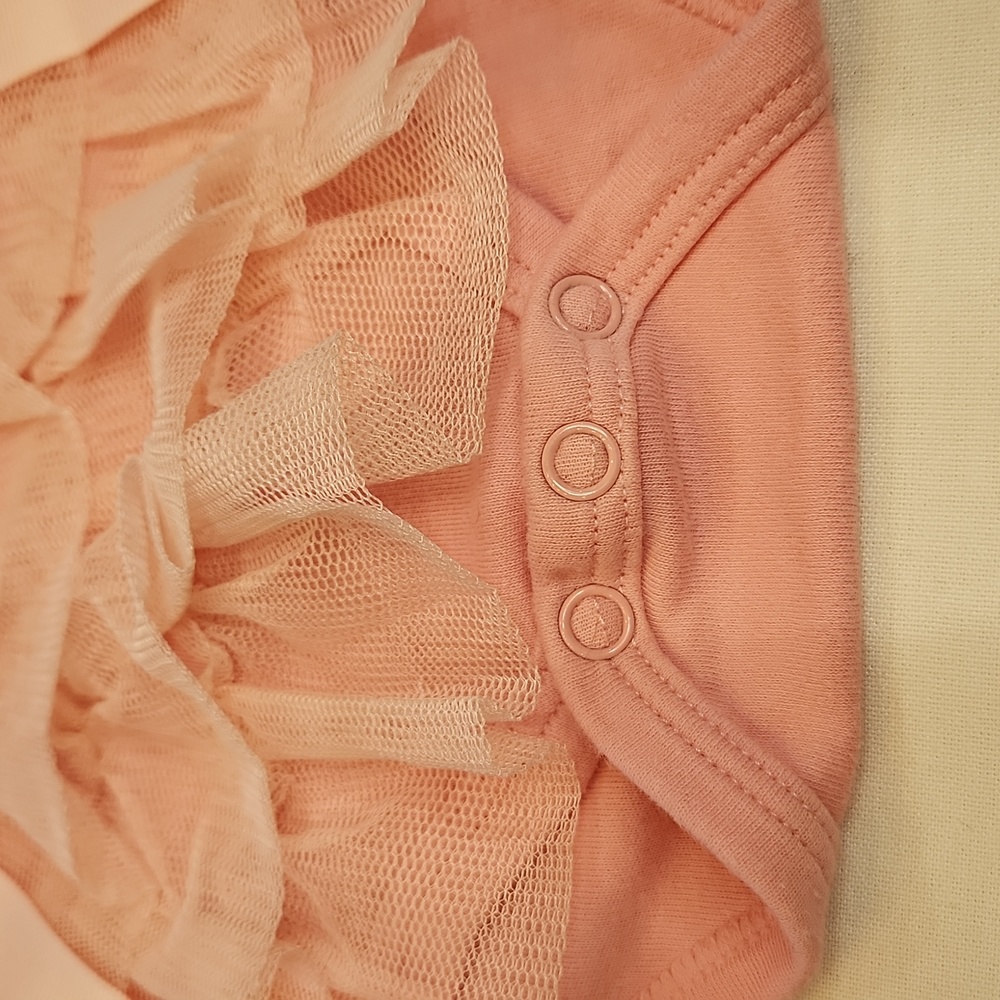 💗🖤0-6 month Ruffles onsie🖤🩷 - Picture 3 of 7
